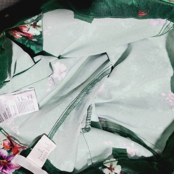 H&M | Women's Green Floral Pull-on Style Straight Ankle Pants (Size 8) - Picture 10 of 15